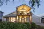 Beachstone - Stylish Spacious Home Opposite Beach and Close to Town