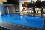 Apto 7 com piscina e wi-fi ao lado da praia Mundai
