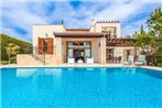 Villa in Kouklia Sleeps 6 includes Swimming pool Air Con and WiFi 7