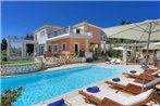 Lygia Villa Sleeps 8 with Pool Air Con and WiFi