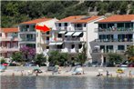 Apartments by the sea Podgora