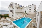 Seaside apartments with a swimming pool Okrug Donji