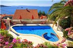 Seaside house with a swimming pool Seget Vranjica