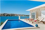 Seaside luxury villa with a swimming pool Zatoglav