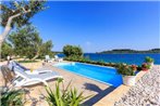 Seaside luxury villa with a swimming pool Cove Siroka