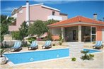 Family friendly apartments with a swimming pool Dvornica