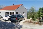 Apartments with a parking space Zrnovo