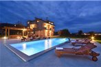 Holiday house with a swimming pool Dugopolje
