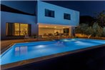NEW! Modern Villa Elia with 40sqm heated pool