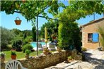 Maison Provencale avec piscine chauffee avec une jolie vue sur le Luberon